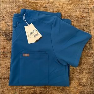 figs leon three pocket top